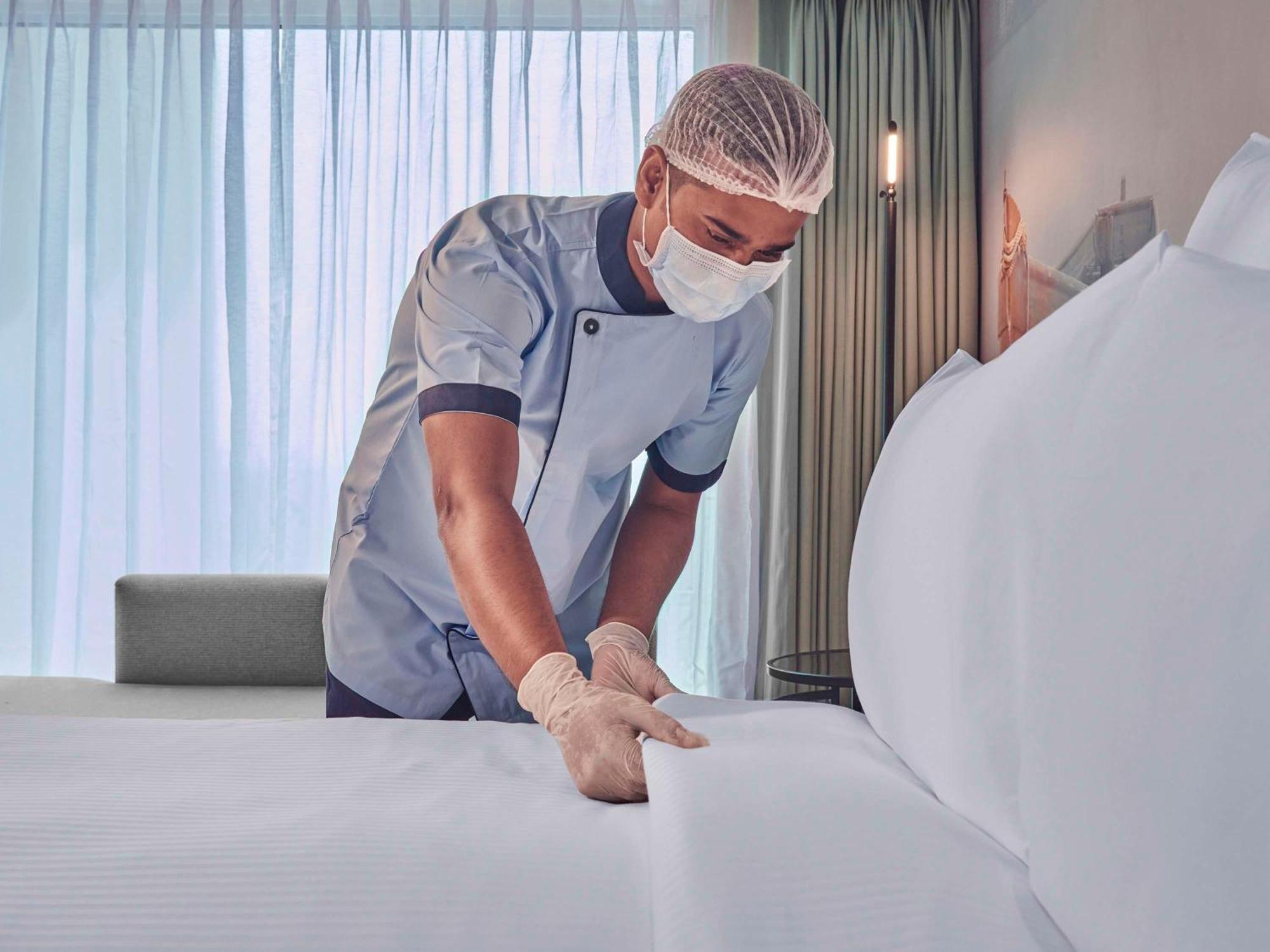Novotel Mumbai International Airport Dış mekan fotoğraf A hotel housekeeper making a bed