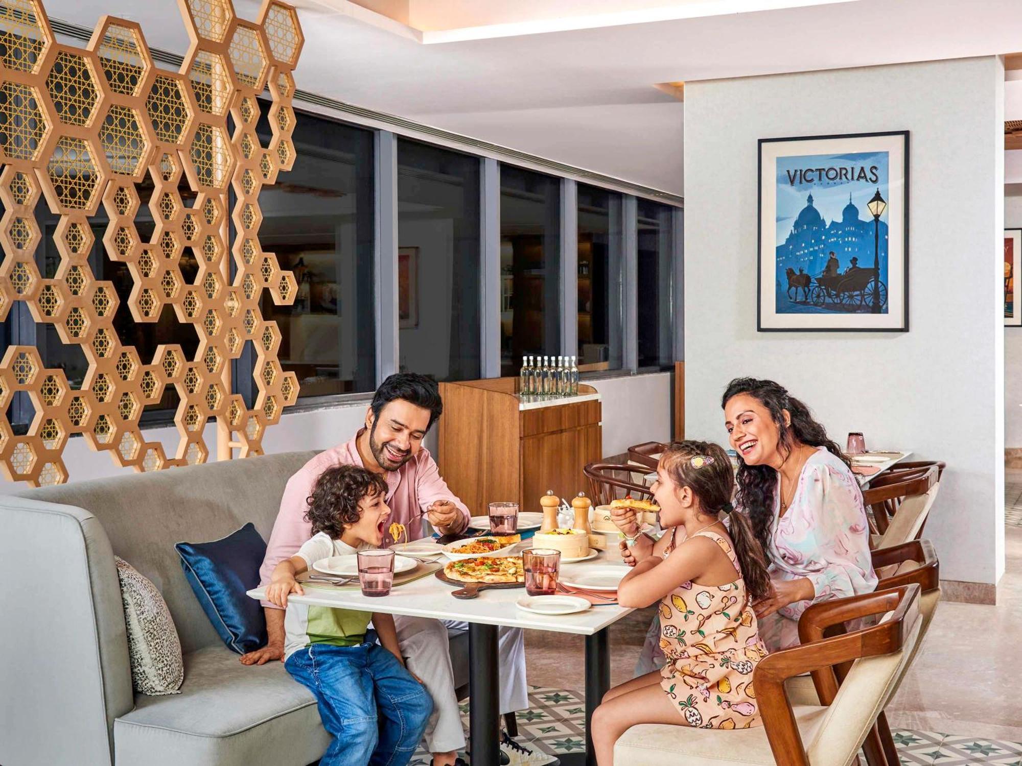 Novotel Mumbai International Airport Dış mekan fotoğraf Family dining at the hotel