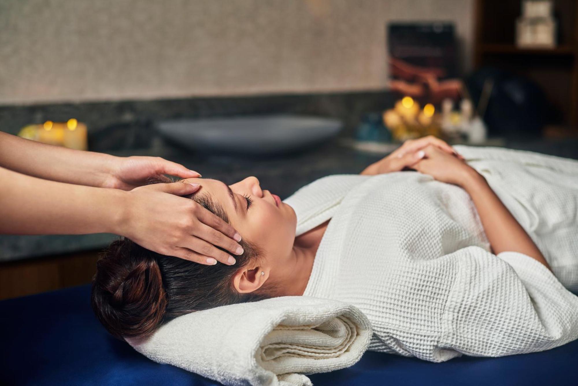 Novotel Mumbai International Airport Dış mekan fotoğraf A woman receiving a head massage
