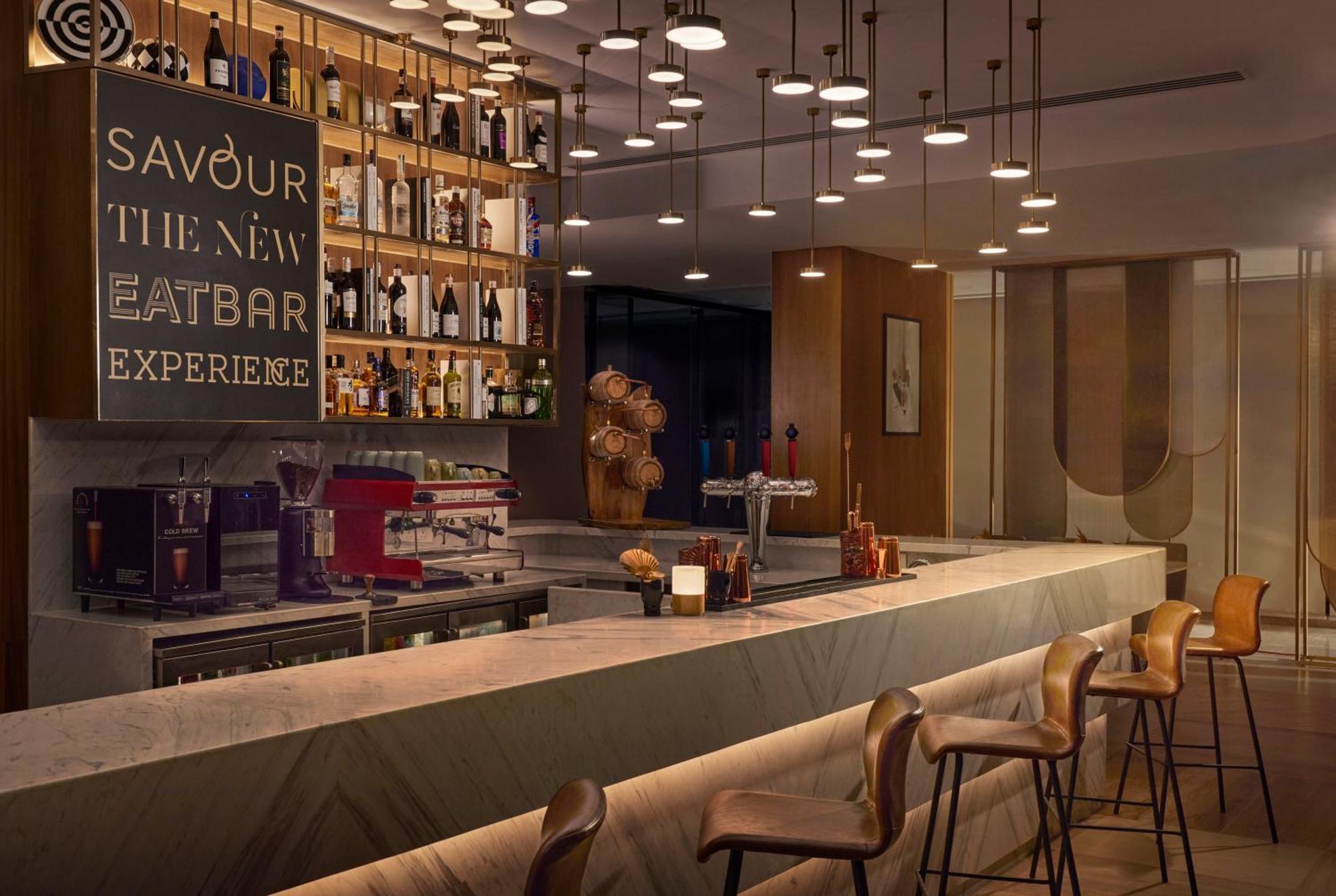 Novotel Mumbai International Airport Dış mekan fotoğraf The bar at the hotel