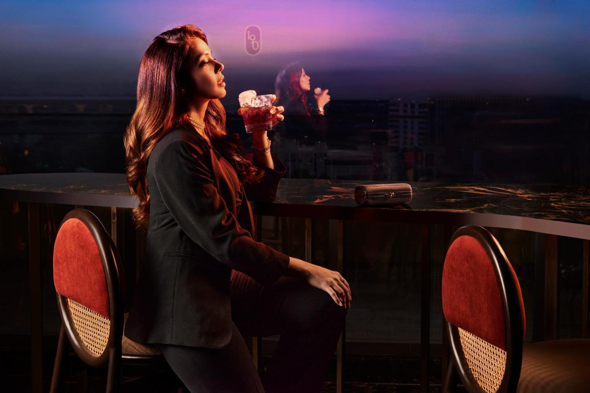 Novotel Mumbai International Airport Dış mekan fotoğraf A woman smoking hookah
