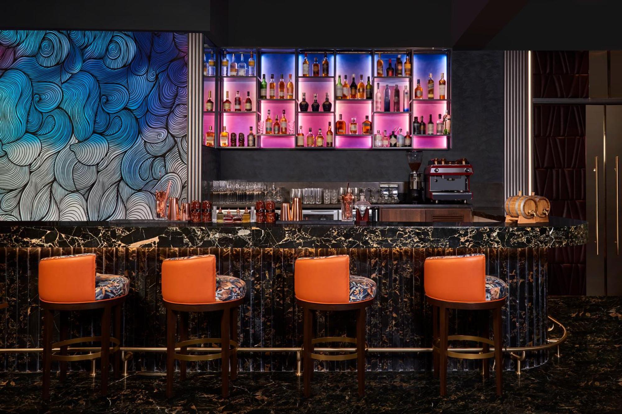 Novotel Mumbai International Airport Dış mekan fotoğraf The bar at the 1919