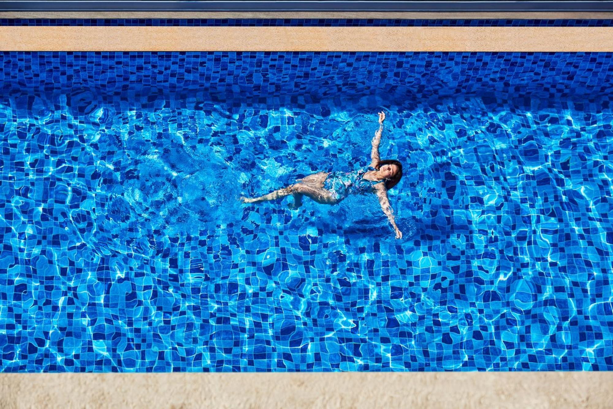 Novotel Mumbai International Airport Dış mekan fotoğraf A woman floating in a swimming pool