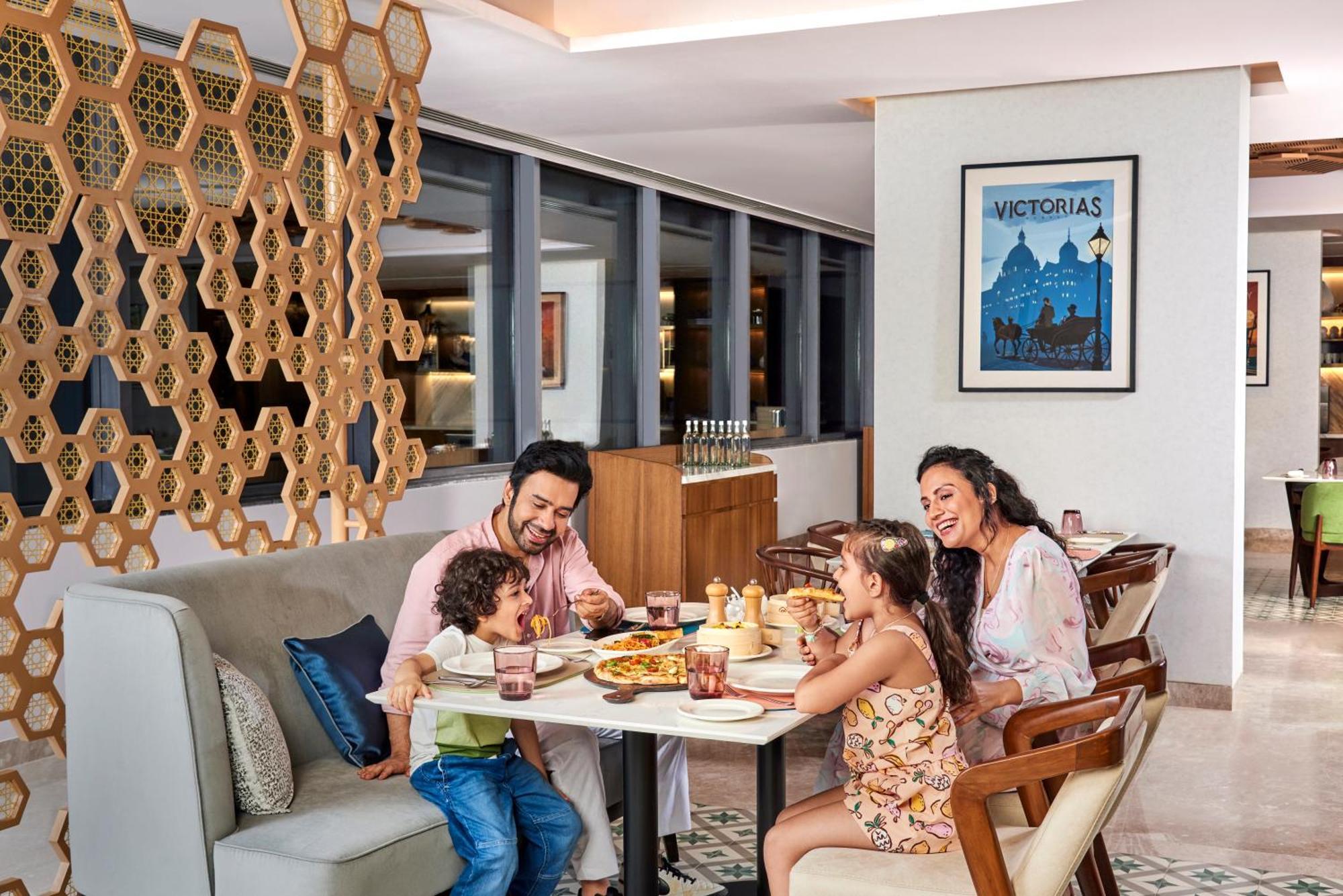 Novotel Mumbai International Airport Dış mekan fotoğraf Family dining at the hotel