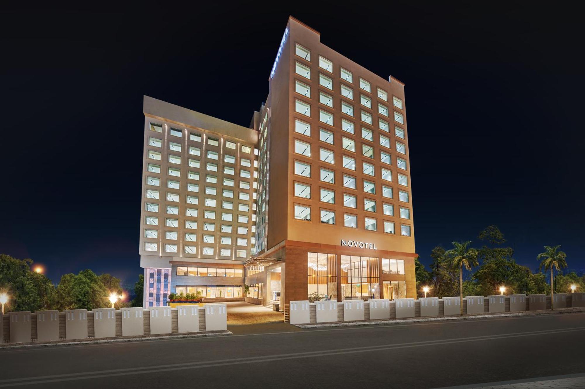 Novotel Mumbai International Airport Dış mekan fotoğraf The hotel at night